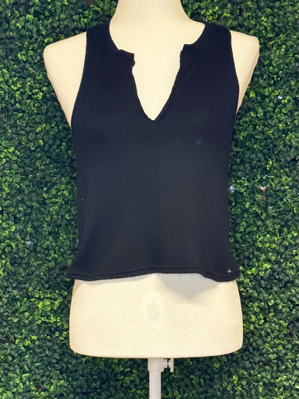 Gilly Hicks Black Ribbed Split Neck Cropped Tank Top XS